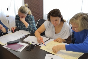 В Красноуральске руководители УИК изучали порядок работы со списками избирателей