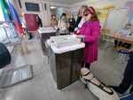 На выборах Губернатора Свердловской области проголосовала инвалид по зрению с собакой-проводником