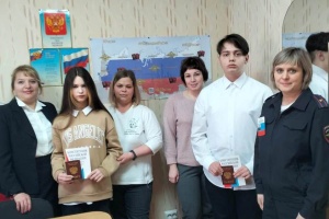 Председатель Волчанского избиркома приняла участие во вручении паспортов