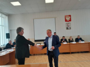 Удостоверение об избрании вручено вновь избранному депутату