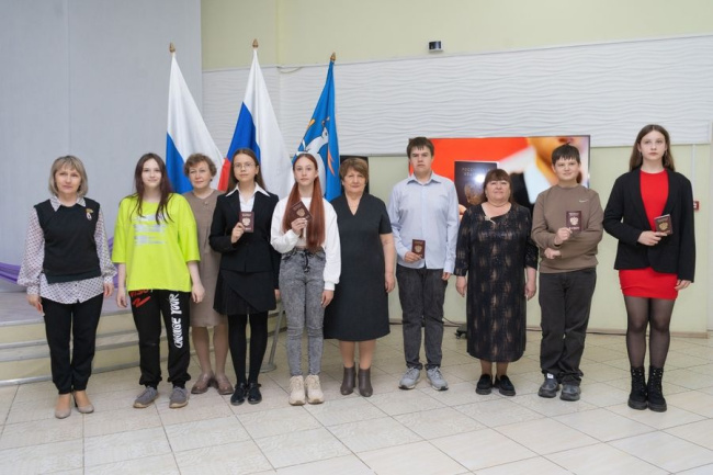 Торжественное вручение российских паспортов