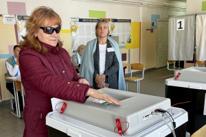 Проголосовали наши верные избиратели Татьяна Кирьянова и собака-проводник Жохар