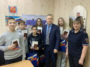 Вручение паспортов ко Дню молодого избирателя