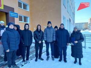 Уличная поздравительная акция для мужчин города