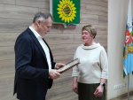 Высокую награду нашей коллеге вручил депутат ЗССО Вячеслав Вегнер