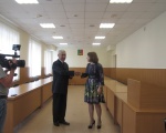 В Первоуральске избранному депутату вручили удостоверение