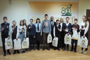 Достойно нести высокое звание.
