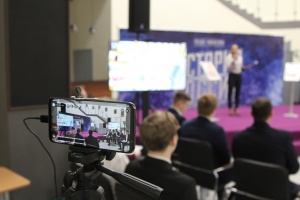 Прошли дебаты между представителями молодежных объединений «МИКрофON»