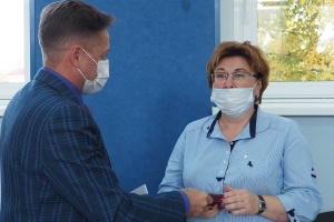 В Верхней Салде вручили удостоверение вновь избранному депутату