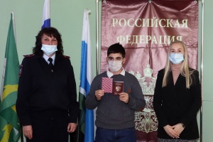 Четырнадцати юным красноуфимцам торжественно вручили паспорта