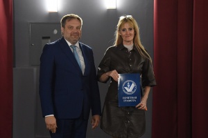 Портрет современной женщины, работающей в избирательной кампании