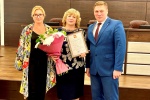 Глава Новоуральского городского округа вручил  Благодарность Президента России нашей коллеге