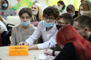 Декада молодого избирателя: школьники Каменска-Уральского сыграли в «ПолитиКУм»