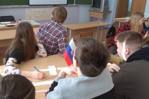 В Лесном провели игру для школьников «Знатоки избирательного права»