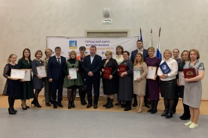 Глава ГО Верхняя Пышма вручили награды участникам избирательного процесса