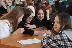 В администрации Каменска-Уральского 18 команд состязались в «ПолитикУМ»