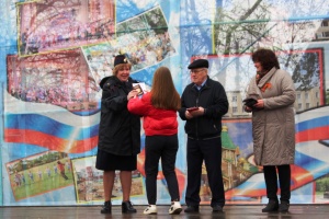 В Новолялинском городском округе возобновлена традиция торжественного вручения паспортов